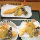 【天ざるそば¥1,340(税別)】エビ2本と野菜天4品【特上天ざるそば¥1,940(税別)】特大エビ1本と野菜天4品 ※エビの大きさは半端じゃありません!!