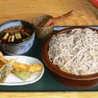 やかたそば 1,130円(税別)こだわりの石挽き手打ちそばを自慢の温かいつけ汁につけてお召し上がりいただけます。そばの味と香り、歯ごたえと喉越しをお楽しみください。