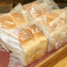 食パン
無添加・ 防腐剤なしの食パンです。全粒粉は、繊維質が多く脂肪を吸収してくれるといわれております。 1日12斤限定です。
