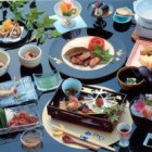 和風個室宴席での会席料理
季節折々の山の幸をお楽しみ下さい。地元の食材を生かした和洋折衷の手作り料理。食事は個室にてどうぞ。