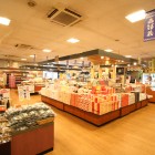 お土産コーナー南信州の特産品のお漬物、和菓子など、旅の思い出づくりに最適な商品を賑やかに皆様を誘います。