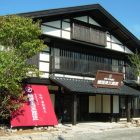 本棟造りの古民家を再生した店舗