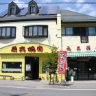 黄色い建物が目印