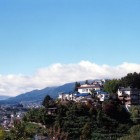 飯田城址の高台に建つ、味覚・眺望・天然温泉のお宿です。