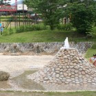 どんど水遊び広場噴水がある広場は夏の間大人から子どもまで大人気のスポットです。