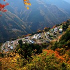 日本のチロル「下栗の里」
日本の原風景が残る場所です 。谷底に向かって標高800m~1100mの間に耕地や民家が点在する里には、大地と人の温もりがあります 。
かぐらの湯から車で30分