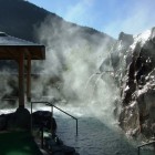 露天風呂
露天風呂には、打たせ湯などもあり、野趣たっぷりの岩風呂になっています。秋、紅葉の山を眺めながらの、お風呂も格別です。