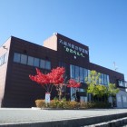 天竜川総合学習館かわらんべの建物正面です。
天竜川に面した堤防上にあります。【防災拠点】のため建物は重厚な茶色に塗られていますが、建物の中には川の自然・文化・防災の情報がいっぱいの【川の博物館】です。