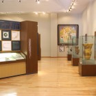 第１展示室では資料館のメインの展示品をご覧いただけます。日本最古の貨幣と認定された「富本銭」をはじめ、「山吹藩の国学」、「両面顔面取手」など貴重な出土品や歴史的資料を展示しています。
