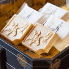 【高坂弾正もなか¥140】
高坂弾正の遺徳の高さを偲び、僅かなりともこの徳にあやかり後世まで語り伝えたいと香り高い種皮に大納言小豆の餡をはさんだ最中に仕上げてあります。