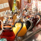 【ドリンクバー】フレッシュなジュースやコーヒー、ハーブティーなど、種類豊富に取り揃えております。お好きなドリンクをお選び下さい。