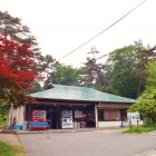 受付棟まずは、ベースキャンプへお気軽にお立ち寄り下さい。宿泊、登山駐車の受付から園内のご案内もすべてこちらか承っております。登山の方もこちらが受付です。