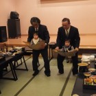 <初誕生祝いの儀式>お祝いにお招きした方々の前で藤箕に子供を乗せて、揺らしながら「三浦の五朗助百六つ、浦島太郎は九千年、しいなは出ていけ実は残れ♪」と言い、良い実だけ残るように願いを込めます。
初誕生内祝いをお買い上げ・ご予約のお客様に藤箕(不死身)お貸しします。数に限りがございますのでお早めにご予約くださいませ。