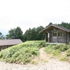 神坂小屋
となりにトイレと避難小屋あります。予約なしでご利用いただけます。落雷のときは非難してくださいね。