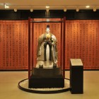 諸葛亮孔明像美術館シンボルの「三国志」諸葛亮孔明像を設置。記念撮影はこちらで。
