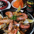 スペイン料理といえばやっぱりパエリア!魚介たっぷり!